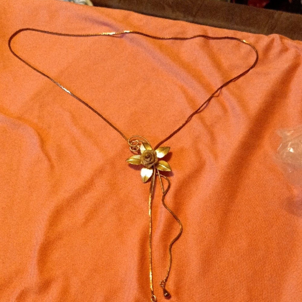 Elegant Gold Floral Pendant Necklace